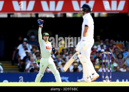 Brisbane, Australien. Dezember 2025. Alex Carey aus Australien appelliert am 4. Tag des zweiten Tests in der NRMA Insurance Ashes Series Australia vs England im Gabba, Brisbane Cricket Ground, Brisbane, Australien, 7. Dezember 2025 (Foto: Pat Hoelscher/News Images) *** GER AUT SUI OUT *** in Brisbane, Australien am 12.7.2025. (Foto: Pat Hoelscher/News Images/SIPA USA) Credit: SIPA USA/Alamy Live News Stockfoto