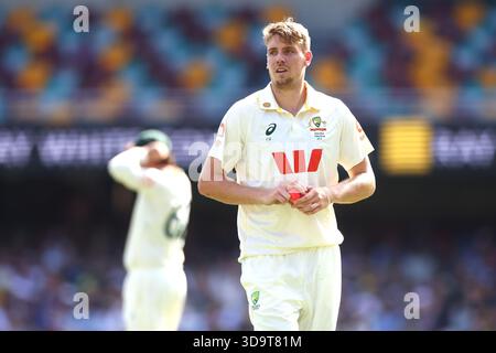 Brisbane, Australien. Dezember 2025. Cameron Green aus Australien sieht am 4. Tag des zweiten Tests in der NRMA Insurance Ashes Series Australia vs England im Gabba, Brisbane Cricket Ground, Brisbane, Australien, 7. Dezember 2025 (Foto: Pat Hoelscher/News Images) *** GER AUT SUI OUT *** Credit: News Images LTD/Alamy Live News Stockfoto