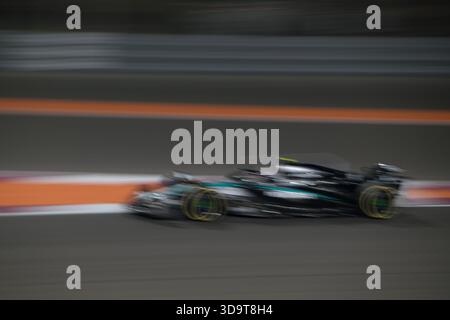 Während des Formel-1-Großen Preises von Katar 2025 in Doha rasen die Autos um die Rennstrecke herum, wobei die Wettkämpfe unter freiem Licht stattfinden. Stockfoto