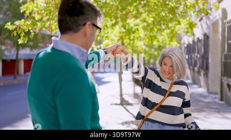 Seniorenpaar tanzt und lächelt zusammen Stockfoto