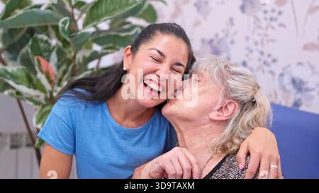 Enkelin und Großmutter teilen einen glücklichen, liebevollen Moment Stockfoto