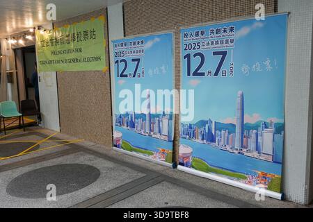 Hongkong, Hongkong. Dezember 2025. Beschilderung vor einer Wahlstation am 7. November 2025 in Hongkong. (Foto von Kevin Li/TMHK über Nexpher Images) Credit: Nexpher Images Limited/Alamy Live News Stockfoto