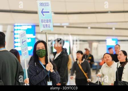 Hongkong, Hongkong. Dezember 2025. Beschilderung der Wegbeschreibung zum Wahllokal am 7. November 2025 in Hongkong. (Foto von Zulu Lo/TMHK über Nexpher Images) Credit: Nexpher Images Limited/Alamy Live News Stockfoto