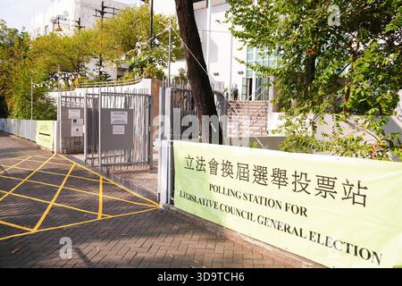 Hongkong, Hongkong. Dezember 2025. Beschilderung vor einer Wahlstation am 7. November 2025 in Hongkong. (Foto von Zulu Lo/TMHK über Nexpher Images) Credit: Nexpher Images Limited/Alamy Live News Stockfoto