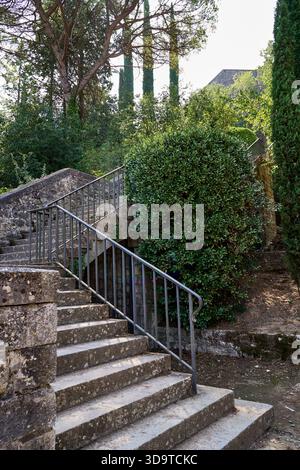 Eine alte Steintreppe führt hinauf durch üppiges Grün in Gerona, Spanien Stockfoto
