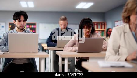 American University Professor Führt Verschiedene Studentengruppen-Tests Im Unterricht Durch Stockfoto