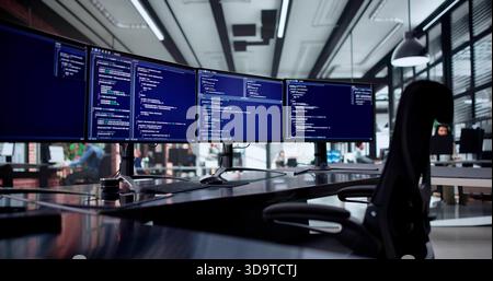 Coding Expert erstellt komplexe Algorithmen im sicheren Servernetzwerk des Unternehmens. Stockfoto