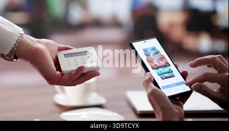 Ältere Frau, die NFC-Mobiltelefon für Kaffee-Zahlungstransaktionen verwendet. Stockfoto
