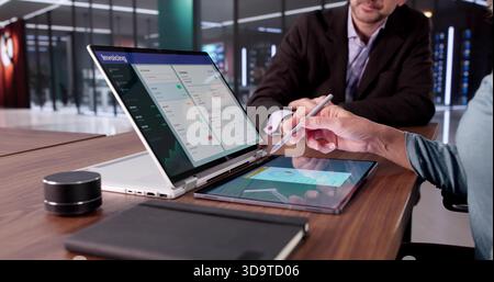 Geschäftsfrau Und Buchhalter Arbeiten Mit Dem Bürocomputer An Der Finanzrechnung Zusammen. Stockfoto