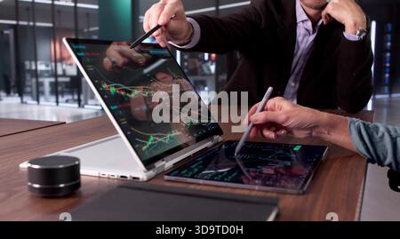 Finanzagentin und weibliche Kollegin, die im Büro der Handelsgesellschaft arbeitet. Stockfoto