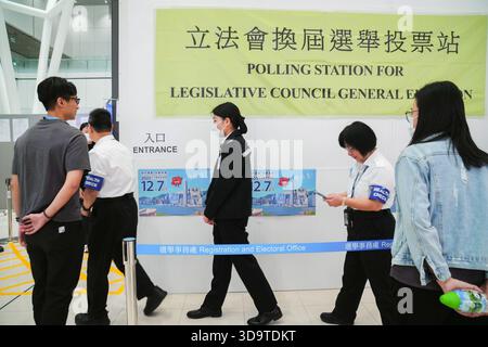 Hongkong, Hongkong. Dezember 2025. Blick vor einem Wahllokal am 7. November 2025 in Hongkong. (Foto von Zulu Lo/TMHK über Nexpher Images) Credit: Nexpher Images Limited/Alamy Live News Stockfoto