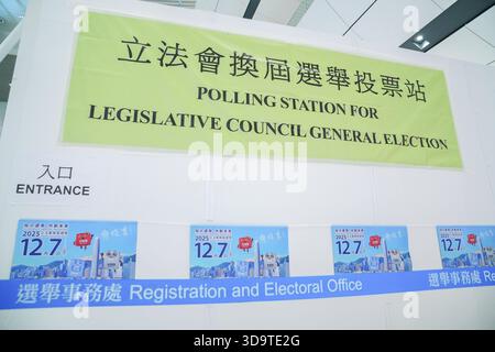 Hongkong, Hongkong. Dezember 2025. Beschilderung vor der Wahlstation am 7. November 2025 in Hongkong. (Foto von Zulu Lo/TMHK über Nexpher Images) Credit: Nexpher Images Limited/Alamy Live News Stockfoto