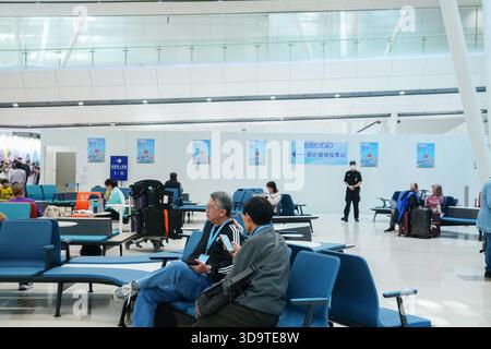 Hongkong, Hongkong. Dezember 2025. Beschilderung vor der Wahlstation am 7. November 2025 in Hongkong. (Foto von Zulu Lo/TMHK über Nexpher Images) Credit: Nexpher Images Limited/Alamy Live News Stockfoto