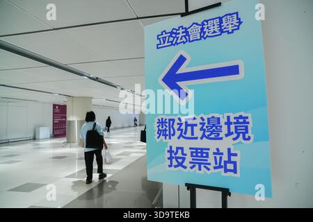 Hongkong, Hongkong. Dezember 2025. Beschilderung der Wegbeschreibung zum Wahllokal am 7. November 2025 in Hongkong. (Foto von Zulu Lo/TMHK über Nexpher Images) Credit: Nexpher Images Limited/Alamy Live News Stockfoto