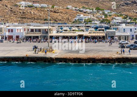 Die Leute warten am eigens dafür gebauten Fähranleger von Mykonos New Port, Mykonos Island, Kykladen, Griechenland Stockfoto
