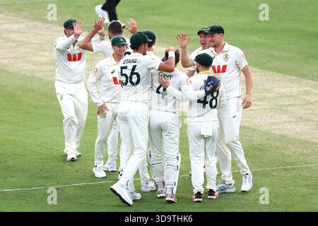 Brisbane, Australien. Dezember 2025. Australien feiert die Entlassung von Ben Stokes aus England am 4. Tag des zweiten Tests in der NRMA Insurance Ashes Series Australia vs England im Gabba, Brisbane Cricket Ground, Brisbane, Australien, 7. Dezember 2025 (Foto: Pat Hoelscher/News Images) *** GER AUT SUI OUT *** in Brisbane, Australien am 12.07.2025. (Foto: Pat Hoelscher/News Images/SIPA USA) Credit: SIPA USA/Alamy Live News Stockfoto