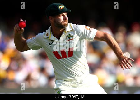 Brisbane, Australien. Dezember 2025. Michael Neser of Australia Fields am 4. Tag des zweiten Tests in der NRMA Insurance Ashes Series Australia vs England im Gabba, Brisbane Cricket Ground, Brisbane, Australien, 7. Dezember 2025 (Foto: Pat Hoelscher/News Images) *** GER AUT SUI OUT *** Credit: News Images LTD/Alamy Live News Stockfoto