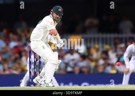 Brisbane, Australien. Dezember 2025. Travis Head of Australia schlägt am 4. Tag des zweiten Tests in der NRMA Insurance Ashes Series Australia vs England im Gabba, Brisbane Cricket Ground, Brisbane, Australien, 7. Dezember 2025 (Foto: Pat Hoelscher/News Images) *** GER AUT SUI OUT *** in Brisbane, Australien am 12.7.2025. (Foto: Pat Hoelscher/News Images/SIPA USA) Credit: SIPA USA/Alamy Live News Stockfoto