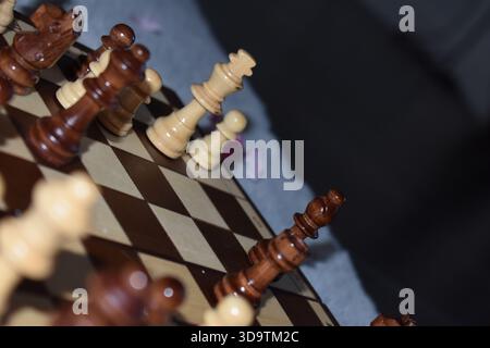 Schwarz-weiße Schachfiguren auf einem hölzernen Schachbrett Stockfoto
