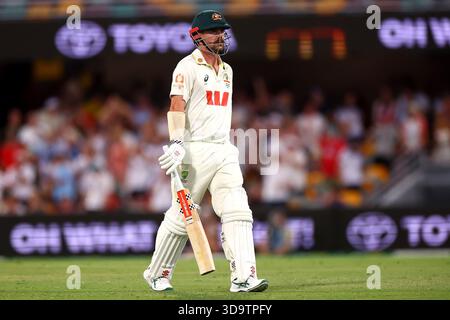 Brisbane, Australien. Dezember 2025. Travis Head of Australia wird am 4. Tag des zweiten Tests in der NRMA Insurance Ashes Series Australia vs England im Gabba, Brisbane Cricket Ground, Brisbane, Australien, entlassen 2025 (Foto: Pat Hoelscher/News Images) *** GER AUT SUI OUT *** Credit: News Images LTD/Alamy Live News Stockfoto