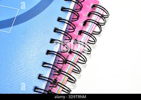 Die Notizbücher sind spiralgebunden. Die Abdeckungen sind strukturiert, eine hellblau, die andere rosa. Stockfoto