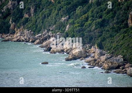 Wilde und zerklüftete felsige Küste: Mächtige Wellen treffen auf die Küste, die von Low Green Cliffs und Headlands hervorgehoben werden und den ungezähmten Powe einfangen Stockfoto