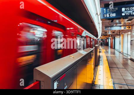 Bahnsteig Shinjuku, Tokio, Japan. Zug kommt an Stockfoto