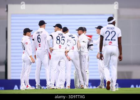 Brisbane, Australien. Dezember 2025. England feiert die Entlassung von Marnus Labushchagne aus Australien am 7. Dezember 2025 (Foto: Pat Hoelscher/News Images) *** GER AUT SUI OUT *** in Brisbane, Australien am 7. Dezember 2025. (Foto: Pat Hoelscher/News Images/SIPA USA) Credit: SIPA USA/Alamy Live News Stockfoto