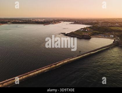 Tynemouth UK: 16. August 2025: Wunderschöner Blick auf den Sonnenuntergang von South Shields und North Shields, Tynemouth entlang des Flusses Tyne mit ruhigen Gewässern und Schifffahrt Stockfoto