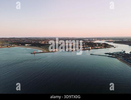 Tynemouth UK: 16. August 2025: Wunderschöner Blick auf den Sonnenuntergang von South Shields und North Shields, Tynemouth entlang des Flusses Tyne mit ruhigen Gewässern und Schifffahrt Stockfoto