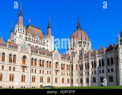 Budapest, Ungarn. Das Budapester Parlament ist Ungarns berühmtestes Gebäude. Es ist derzeit das drittgrößte parlamentsgebäude der Welt. Stockfoto