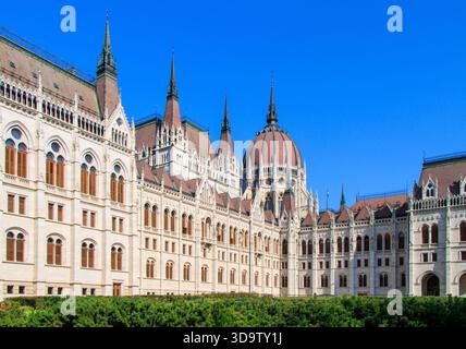 Budapest, Ungarn. Das Budapester Parlament ist Ungarns berühmtestes Gebäude. Es ist derzeit das drittgrößte parlamentsgebäude der Welt. Stockfoto