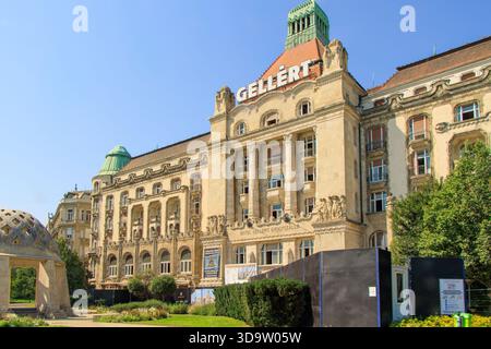 Budapest, Ungarn. Das Gellert Hotel in Budapest ist eines der berühmtesten ungarischen Hotels. Die dekorative Konstruktion vor dem Hotel. Stockfoto