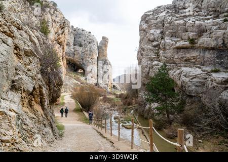 Einzigartige Felsformation, El Moricacho, markanter Monolith, der den Eingang zur Barranco de la Hoz (Hoz-Schlucht) Route, Kalkstein und Sandsto markiert Stockfoto