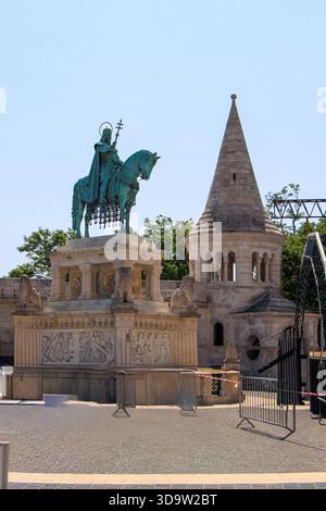 Die Statue des Heiligen Stephan (Stephan I., erster König von Ungarn, der die Stämme zum Christentum konvertierte) befindet sich vor der Fischerbastei i. Stockfoto