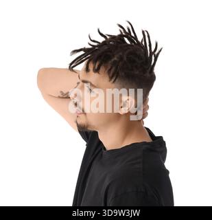 Schöner junger Mann mit Dreadlocks auf weißem Hintergrund Stockfoto
