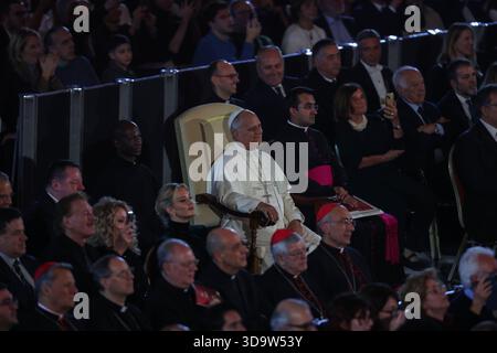 Vatikan, Italien. Dezember 2025. Papst Leo XIV. Wurde während des Konzerts gesehen. Papst Leo XIV. Nahm an dem Konzert für die Armen Teil, das im Vatikan mit einem Auftritt des kanadischen Sängers Michael Steven Buble und der Sängerin Serena Autieri im Paul VI. Saal organisiert wurde. Quelle: SOPA Images Limited/Alamy Live News Stockfoto