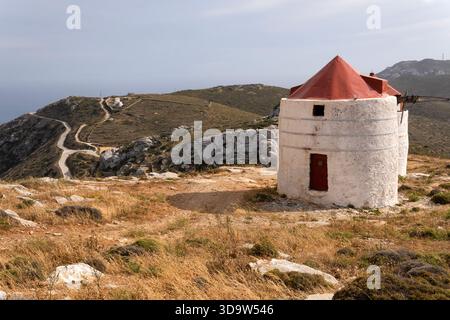 Traditionelle Windmühlen in der Nähe des Dorfes Chora auf der Insel Amorogs in Griechenland Stockfoto
