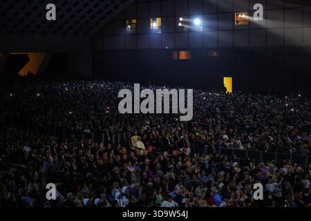Vatikan, Italien. Dezember 2025. Papst Leo XIV. Wurde während des Konzerts gesehen. Papst Leo XIV. Nahm an dem Konzert für die Armen Teil, das im Vatikan mit einem Auftritt des kanadischen Sängers Michael Steven Buble und der Sängerin Serena Autieri im Paul VI. Saal organisiert wurde. Quelle: SOPA Images Limited/Alamy Live News Stockfoto