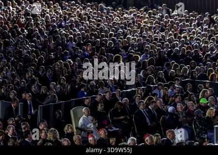 Vatikan, Italien. Dezember 2025. Papst Leo XIV. Wurde während des Konzerts gesehen. Papst Leo XIV. Nahm an dem Konzert für die Armen Teil, das im Vatikan mit einem Auftritt des kanadischen Sängers Michael Steven Buble und der Sängerin Serena Autieri im Paul VI. Saal organisiert wurde. Quelle: SOPA Images Limited/Alamy Live News Stockfoto