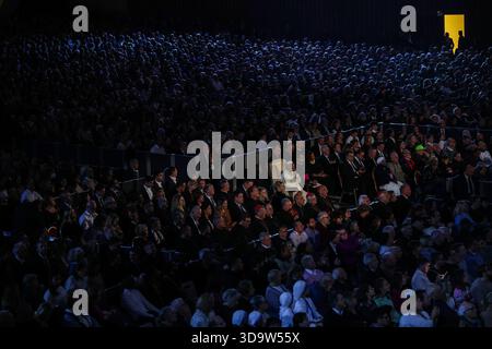 Vatikan, Italien. Dezember 2025. Papst Leo XIV. Wurde während des Konzerts gesehen. Papst Leo XIV. Nahm an dem Konzert für die Armen Teil, das im Vatikan mit einem Auftritt des kanadischen Sängers Michael Steven Buble und der Sängerin Serena Autieri im Paul VI. Saal organisiert wurde. Quelle: SOPA Images Limited/Alamy Live News Stockfoto