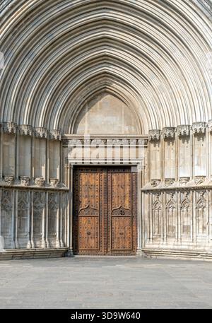 Dekorativer Eingang zu einer gotischen Kirche, alte Holztür Stockfoto