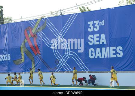 Thailand (Gelb) Hockeyspieler warm-up vor dem Wettbewerb Hockey 5's Men's Team Preliminary of 33rd SEA Games Thailand 2025 Spiel zwischen Thailand (Gelb) und Philippinen (Rot) im RTAF Hockey Stadium am 7. Dezember 2025 in Bangkok, Thailand. (Foto: Teera Noisakran/SIPA USA) Credit: SIPA USA/Alamy Live News Stockfoto