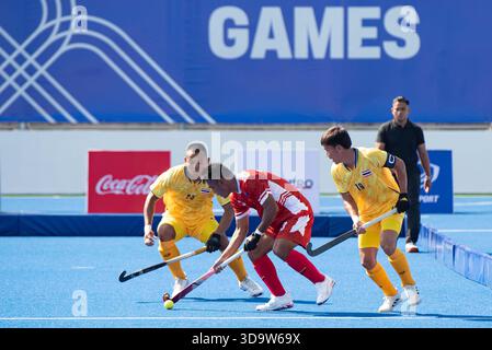 Philippinen (Rot) Hockeyspieler und Thailand (Gelb) Hockeyspieler in Aktion während der Hockey 5's, Herrenmannschaft Preliminary of 33rd SEA Games Thailand 2025 im RTAF Hockeystadion am 7. Dezember 2025 in Bangkok, Thailand. Vollzeit Thailand 11 - 0 Philippinen. (Foto: Teera Noisakran/SIPA USA) Credit: SIPA USA/Alamy Live News Stockfoto