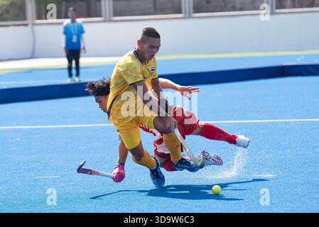 Impingement von Philippinen (Rot) und Thailand (Gelb) Hockeyspielern in Aktion während der Hockey 5's Men's Team Vorabphase der 33. SEA Games Thailand 2025 Spiel zwischen Thailand (Gelb) und Philippinen (Rot) im RTAF Hockeystadion am 7. Dezember 2025 in Bangkok, Thailand. (Foto: Teera Noisakran/SIPA USA) Credit: SIPA USA/Alamy Live News Stockfoto