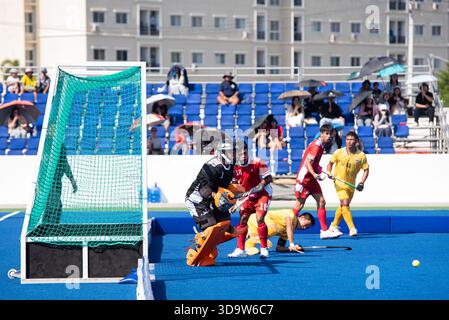 Philippinen (Rot) Hockeyspieler und Thailand (Gelb) Hockeyspieler in Aktion während der Hockey 5's, Herrenmannschaft Preliminary of 33rd SEA Games Thailand 2025 im RTAF Hockeystadion am 7. Dezember 2025 in Bangkok, Thailand. Vollzeit Thailand 11 - 0 Philippinen. (Foto: Teera Noisakran/SIPA USA) Credit: SIPA USA/Alamy Live News Stockfoto