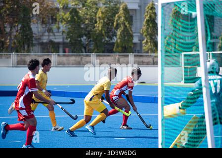 Philippinen (Rot) Hockeyspieler und Thailand (Gelb) Hockeyspieler in Aktion während der Hockey 5's, Herrenmannschaft Preliminary of 33rd SEA Games Thailand 2025 im RTAF Hockeystadion am 7. Dezember 2025 in Bangkok, Thailand. Vollzeit Thailand 11 - 0 Philippinen. (Foto: Teera Noisakran/SIPA USA) Credit: SIPA USA/Alamy Live News Stockfoto