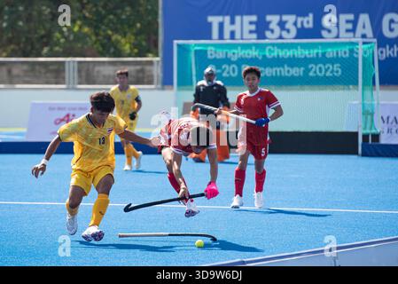 Impingement von Philippinen (Rot) und Thailand (Gelb) Hockeyspielern in Aktion während der Hockey 5's Men's Team Vorabphase der 33. SEA Games Thailand 2025 Spiel zwischen Thailand (Gelb) und Philippinen (Rot) im RTAF Hockeystadion am 7. Dezember 2025 in Bangkok, Thailand. (Foto: Teera Noisakran/SIPA USA) Credit: SIPA USA/Alamy Live News Stockfoto