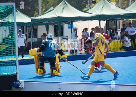 Philippinen (Rot) Hockeyspieler und Thailand (Gelb) Hockeyspieler in Aktion während der Hockey 5's, Herrenmannschaft Preliminary of 33rd SEA Games Thailand 2025 im RTAF Hockeystadion am 7. Dezember 2025 in Bangkok, Thailand. Vollzeit Thailand 11 - 0 Philippinen. (Foto: Teera Noisakran/SIPA USA) Credit: SIPA USA/Alamy Live News Stockfoto