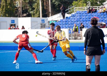 Philippinen (Rot) Hockeyspieler und Thailand (Gelb) Hockeyspieler in Aktion während der Hockey 5's, Herrenmannschaft Preliminary of 33rd SEA Games Thailand 2025 im RTAF Hockeystadion am 7. Dezember 2025 in Bangkok, Thailand. Vollzeit Thailand 11 - 0 Philippinen. (Foto: Teera Noisakran/SIPA USA) Credit: SIPA USA/Alamy Live News Stockfoto